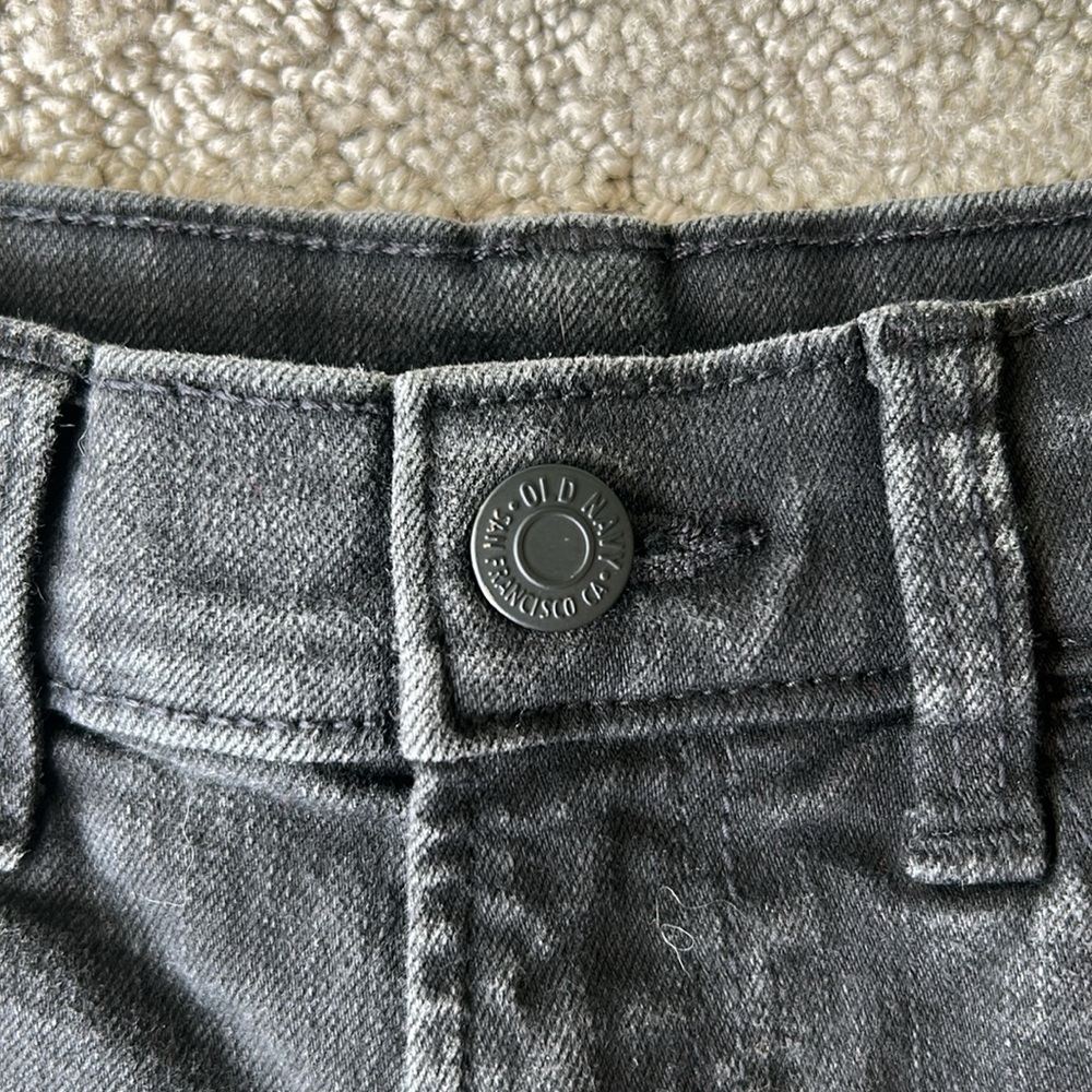 Old Navy Distressed Mid-Rise Boyfriend Jean Shorts Stretch Denim Black SZ 2 EUC - Picture 3 of 8